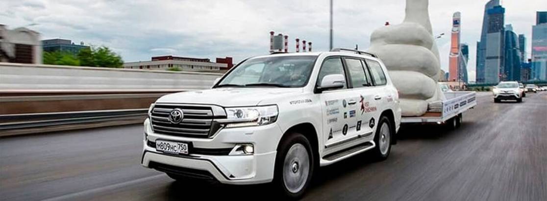 Land Cruiser 200 доставил гигантский «Лайк» из Санкт-Петербурга в Грозный Land Cruiser 200 доставил гигантский «Лайк» из Санкт-Петербурга в Грозный
